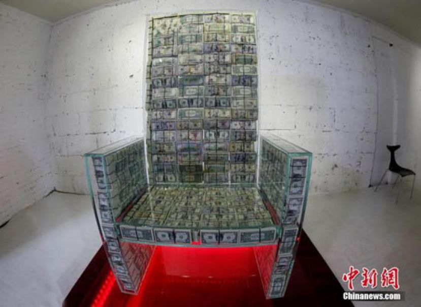 当地时间11月29日，俄罗斯莫斯科，由俄罗斯艺术家Alexey Sergienko和企业家Igor Rybakov合作创作的艺术品&ldquo;金钱王座x10&rdquo;在当地展出，该装置是一个装有100万美元纸币的玻璃王座。
