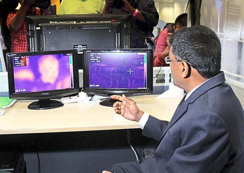 我国提高防疫措施，在国际入境处为来自武汉的飞机乘客测量体温(档案图片)。