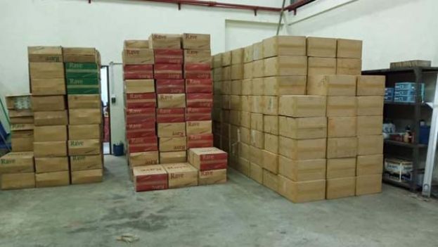 砂关税局突击民都鲁一货舱，起火大批走私烟酒。