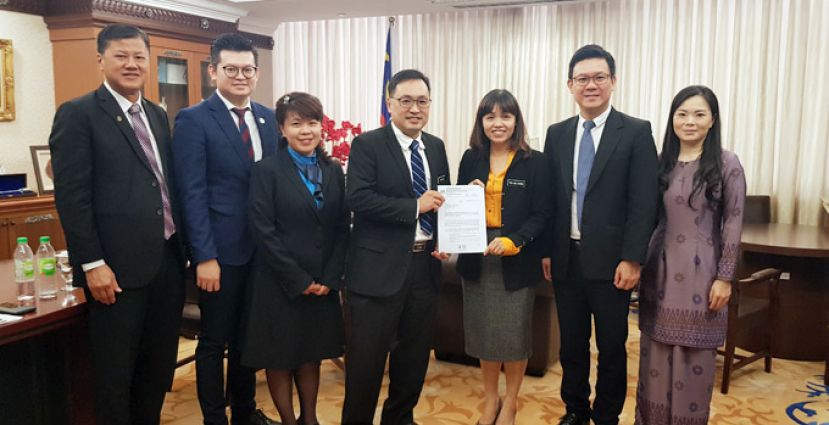 &nbsp;  国内贸易及消费人事务部副部长张健仁(中)从教育部副部长张念群(右三)手中接过开南华小的迁校批准信函。左起为泗里街区国会议员黄灵彪、古晋区国会议员俞利文、朋岭区州议员杨薇讳、诗巫区国会议员林财耀及南兰区国会议员刘强燕。