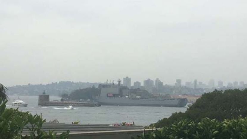 两栖登陆舰&ldquo;乔勒斯号&rdquo;（HMAS Choules）前往救援。