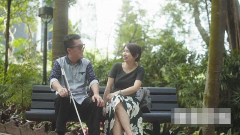无论去到哪里，Comma总是一手撑着盲公竹，一手紧握着C+。