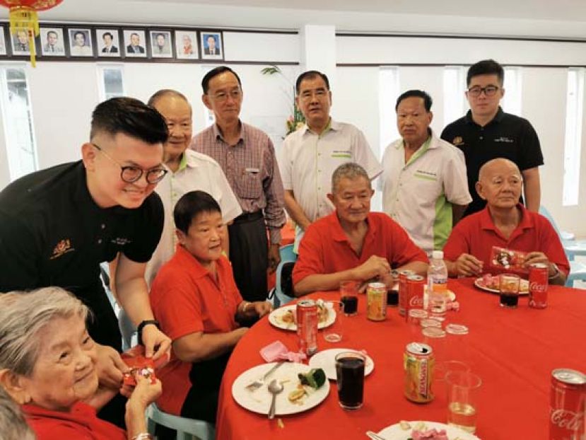 古晋区国会议员俞利文颁发红包予砂云南善堂老人。