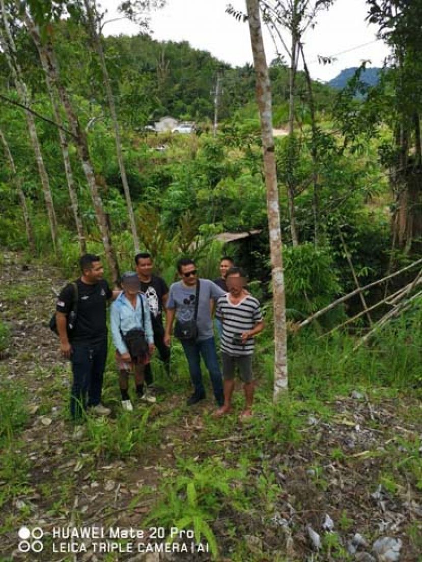 警方逮捕两名涉嫌强奸智障女的嫌犯, 身穿蓝色长袖为首名嫌犯（左二），身穿灰黑线条T恤男子为次嫌犯（右一）。
