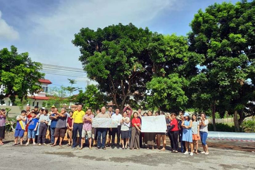 实打博区居民字报，以示抗议在该区兴建电讯塔。(前排左起)为首长政治秘书陈开、居民代表黄良兴；(右起)为国州议员张健仁特别助理周婉诗及沈杰龙。