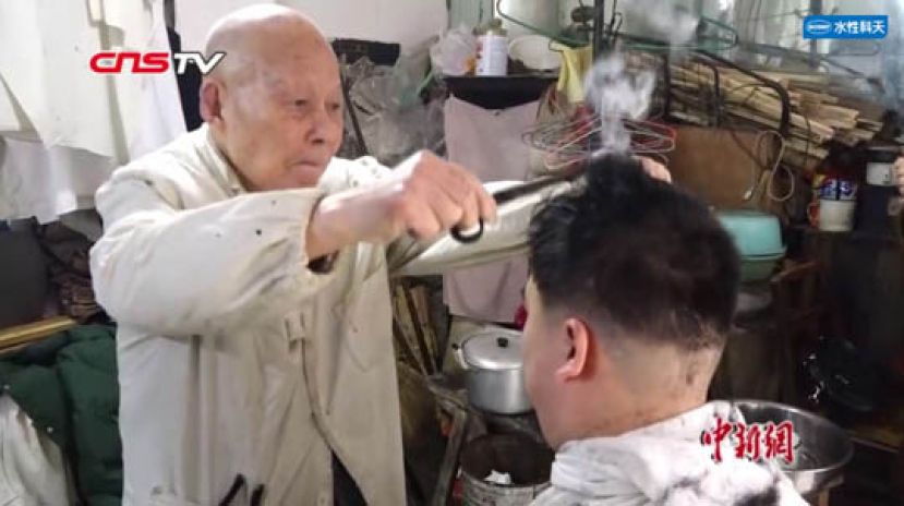 探访武汉最复古理发店 90岁理发师用烙铁烫发