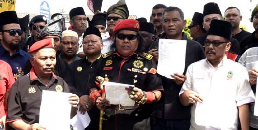 有&ldquo;报案王&rdquo;称号的阿都拉尼(中）向媒体发表谈话。