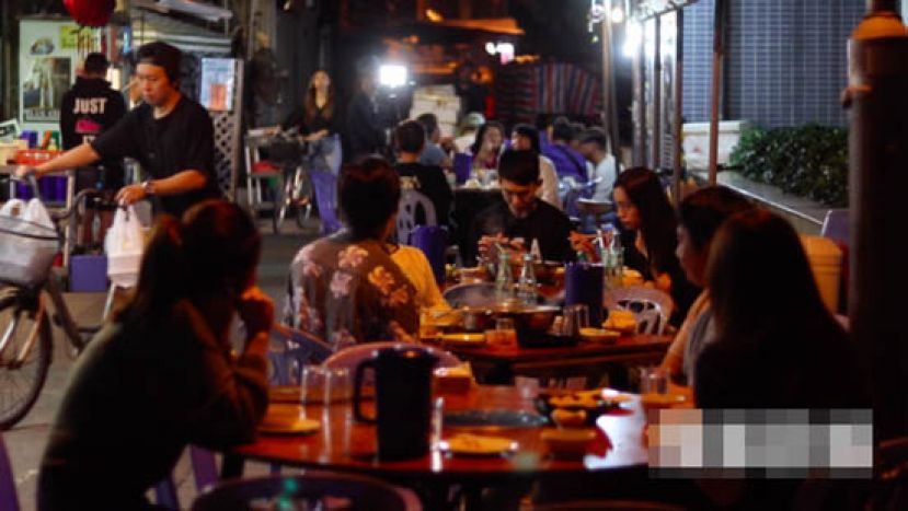 长洲人爱到这间街边风味火锅店吃火锅，九成客人都是长洲人。