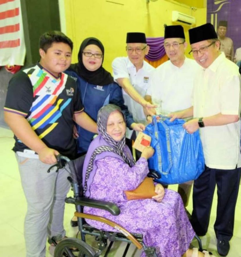 &nbsp;  砂首长拿督巴丁宜阿邦佐哈里（右一）及柏特拉再也区国会议员拿督斯里法迪拉（右二）颁发开斋节援助金与礼品予受惠者。