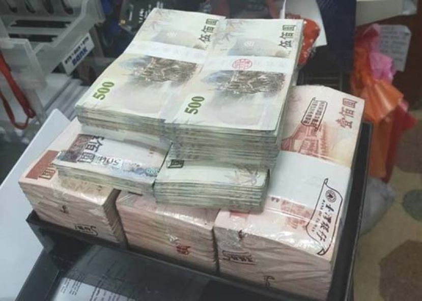 台中警方检获大批现金。