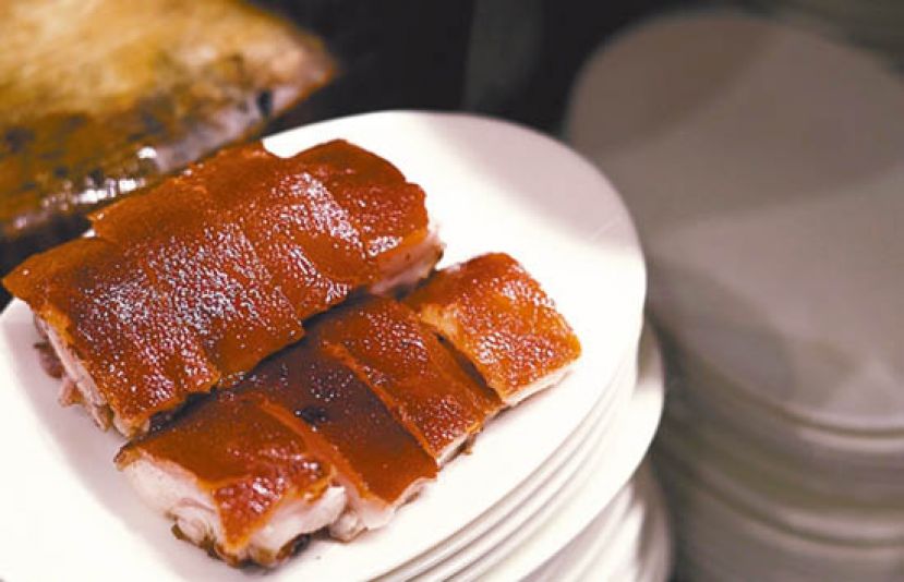 乳猪火候要控制得当，方能做到外脆内嫩。