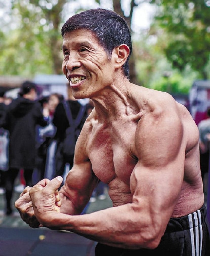 72岁的邱钧肌肉饱满，强壮健硕。