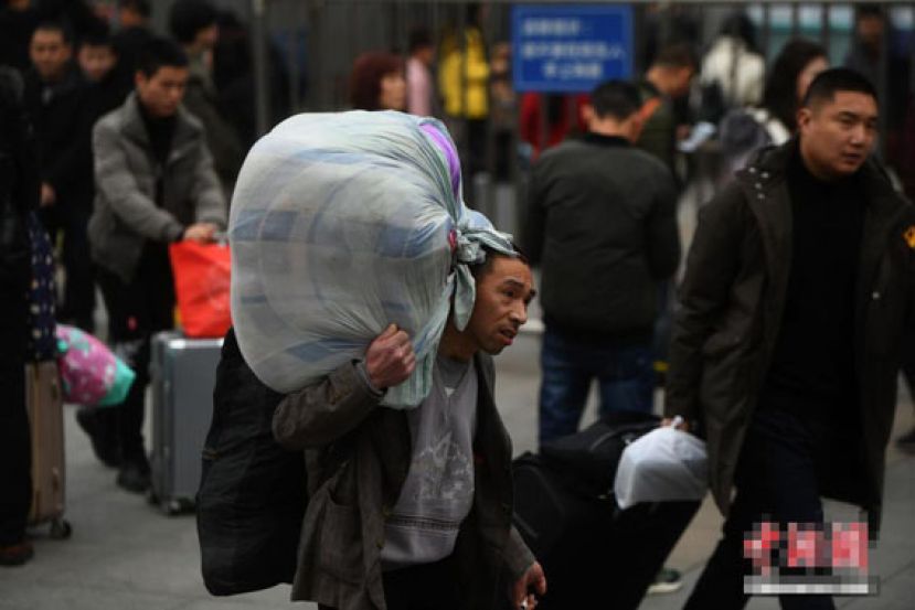 重庆火车站迎来大量返乡客