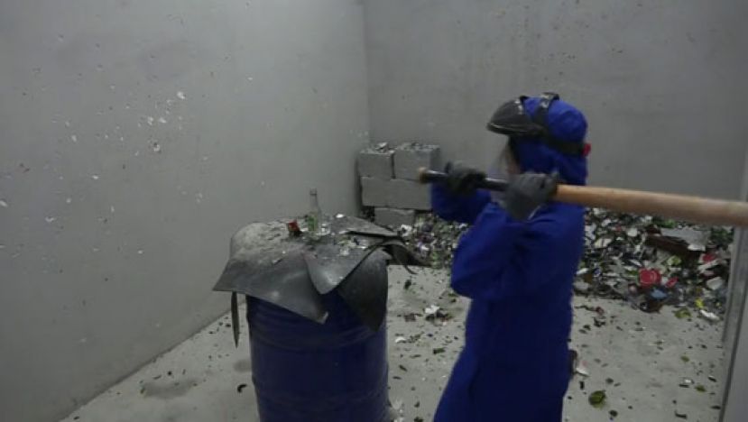 探访北京&ldquo;发泄屋&rdquo;：一天最多砸2000个酒瓶  只为宣泄&ldquo;负能量&rdquo;