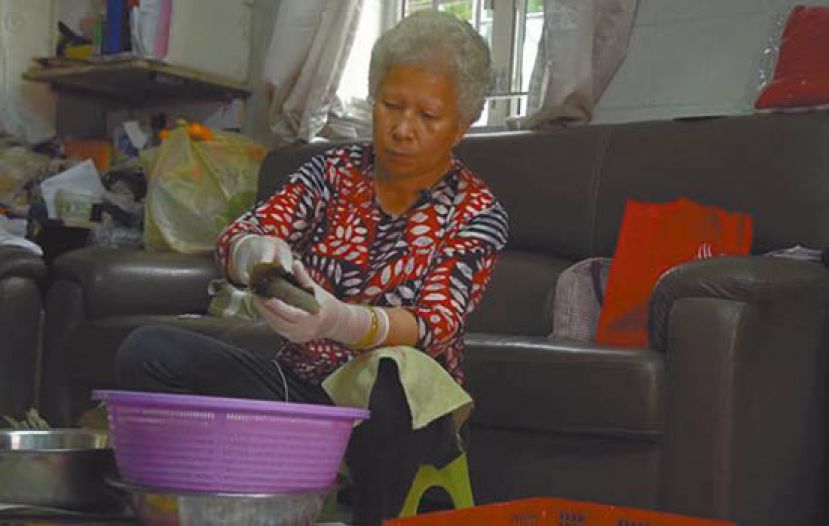 客家人英姐从小便跟嬷嬷学习包粽，主要包灰水粽和花生粽。