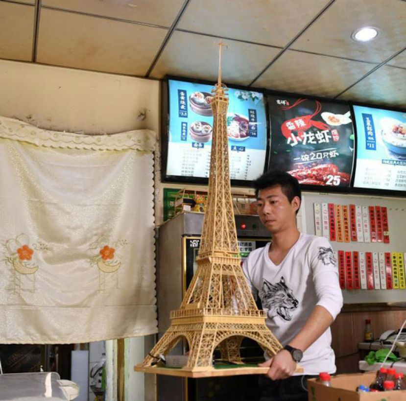 &ldquo;馄饨小伙&rdquo;痴迷竹签技艺  创作埃菲尔铁塔等多件竹签作品