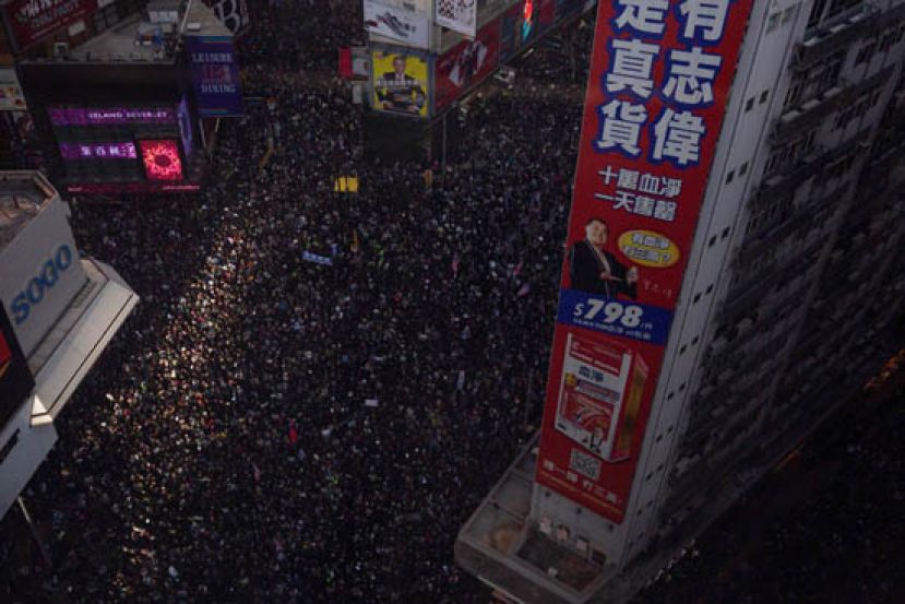 数十万人走上街头游行。