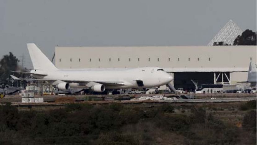 美国周四两架撤侨包机出现肺炎症状。图为周三降落在加州米拉马航空基地的美国撤侨包机。