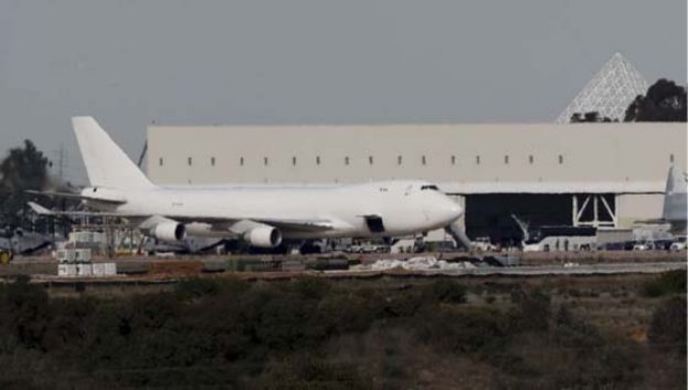 美国周四两架撤侨包机出现肺炎症状。图为周三降落在加州米拉马航空基地的美国撤侨包机。