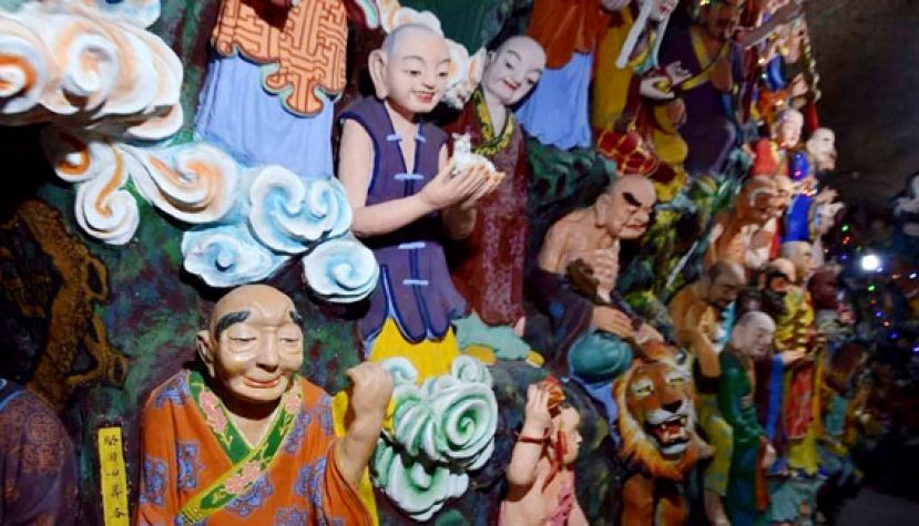 甘肃一泥塑艺术师  历时十多年洞中塑成八百佛像