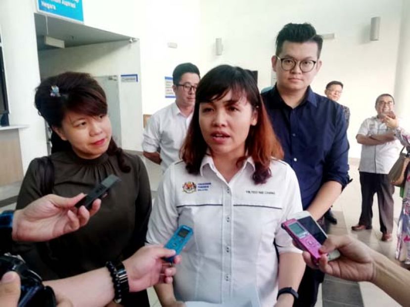 教育部副部长张念群（中）保证解决巴哥中华公学与开南华小迁校事宜。左为杨薇讳和俞利文(右)。