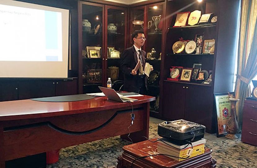 砂拉越劳工局高级助理局长彭彬讲解时摄。