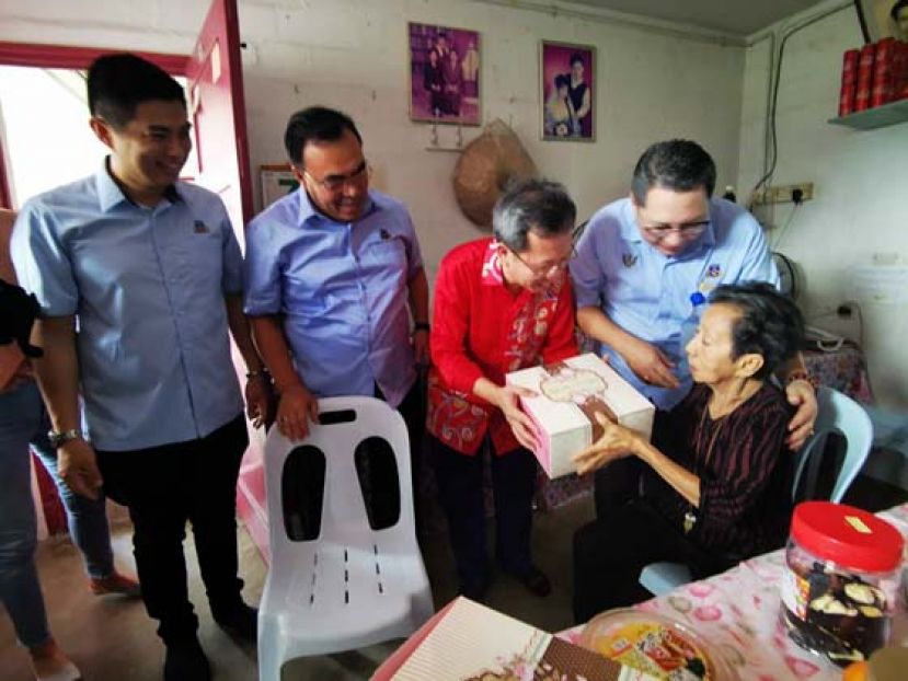 砂地方政府与房屋部长拿督斯里沈桂贤（左三）、古晋南市市长拿督黄鸿圣（右二）拜访平民房居民及送上元宵节礼品。