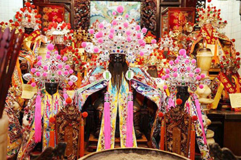 图示：有德能安宅，有土必有神。图为一尊黑面土地公。