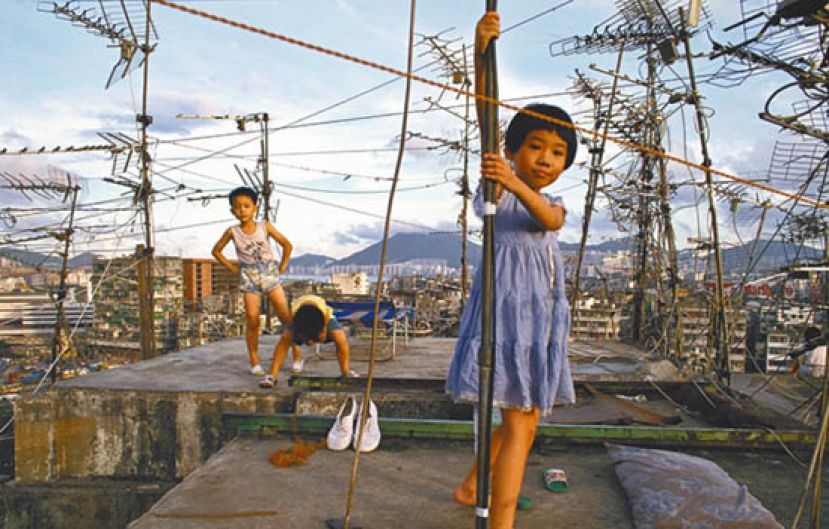 Greg Girard尤其喜欢城寨的天台，小朋友们在凌乱的鱼骨天线架旁边玩乐。