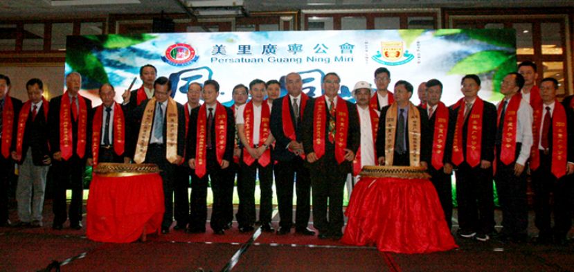 拿督李景胜(左)与黄志坚(右)在众嘉宾的陪同下，为世界广宁同根同梦感恩宴联合主持鸣鼓开幕仪式。