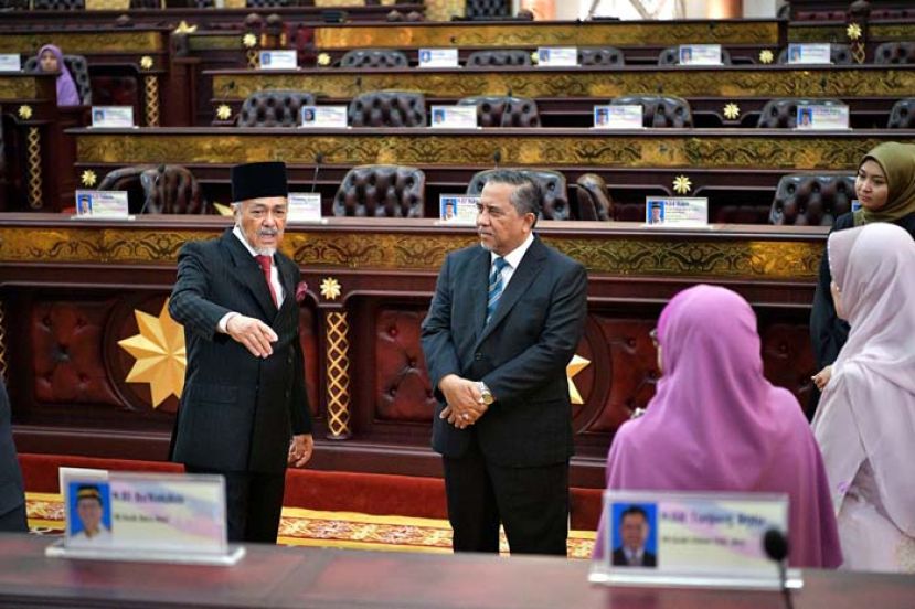 砂议长阿斯翡菲雅(左)引领到访的登州议长耶哈雅参观砂议会。