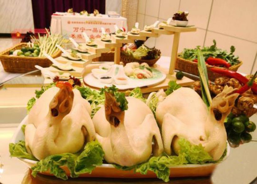 图示：海南鸡饭烹饪大赛，参赛作品从鸡肉、鸡饭、蘸料、配菜、摆盘等多方面进行综合展示。