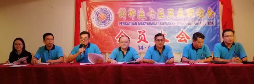 古晋新邦迪卡区民众联谊会会员大会。左起该会妇女组秘书刘乙、青年团团长饶士钟、秘书林国逸律师、会长甲必丹拿督刘思乐、财政杨德云、副会长吴俚葙及副会长田志和。