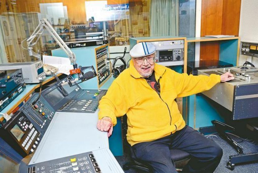 已届94岁高龄的Uncle Ray，至今仍在周一至周五晚上，风雨不改主持电台节目三小时。