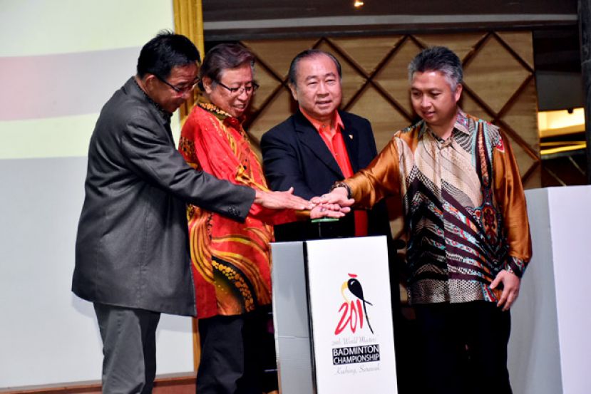 砂拉越首长拿督巴丁宜阿邦佐哈里（左二）在世界华人羽毛球联合会主席吴俊彦（右二）、砂拉越旅游、艺术、文化、青年与体育部部长拿督阿都卡林韩沙（左一）及青年与体育部助理部长拿督史诺登拉旺（右一）陪同下为晚宴主持开幕。