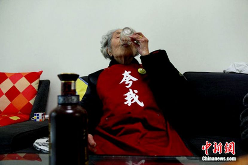 成都98岁&ldquo;吃货&rdquo;奶奶走红网络 长寿秘诀是心态