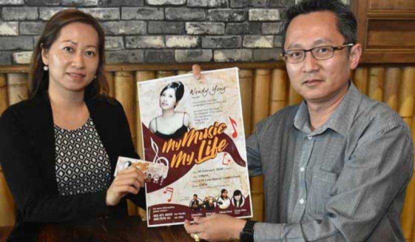 ●砂拉越著名女高音杨婉妮（左）与胞兄杨国宗（右）摄于新闻发布会。