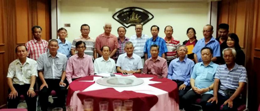 美里三大华人义山管理委员会成员摄于会议上。