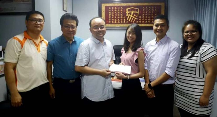 筹备会主席刘蓝溪（右三）移交邀请函予砂拉越象棋联合会会长甲必丹拿督刘思乐。(左一)古晋棋会主席曾令威，(左二)则是古晋棋会署理会长沈象文。