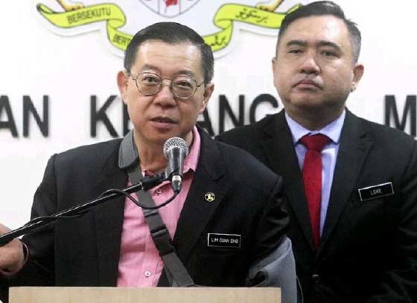 ●财政部长林冠英(左)在交通部长陆兆福陪同下，召开新闻发布会。