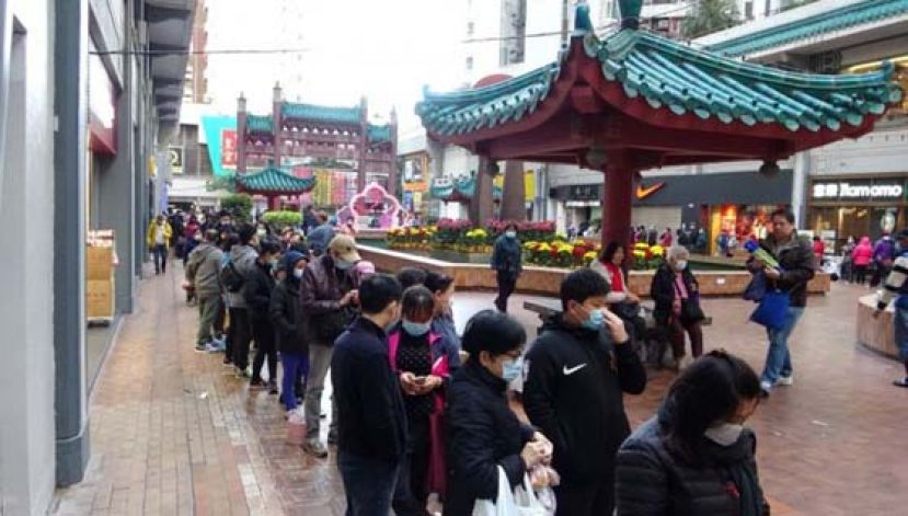 今早8时许买口罩的人龙已近400人。