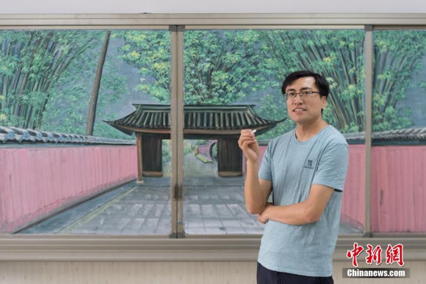 近日，因在黑板上用粉笔画出了&ldquo;三千桃林&rdquo;&ldquo;薰衣草&rdquo;&ldquo;安静村庄&rdquo;等多幅创意作品，赵文瑞在网络上走红，被网友称为&ldquo;别人家的美术老师&rdquo;。