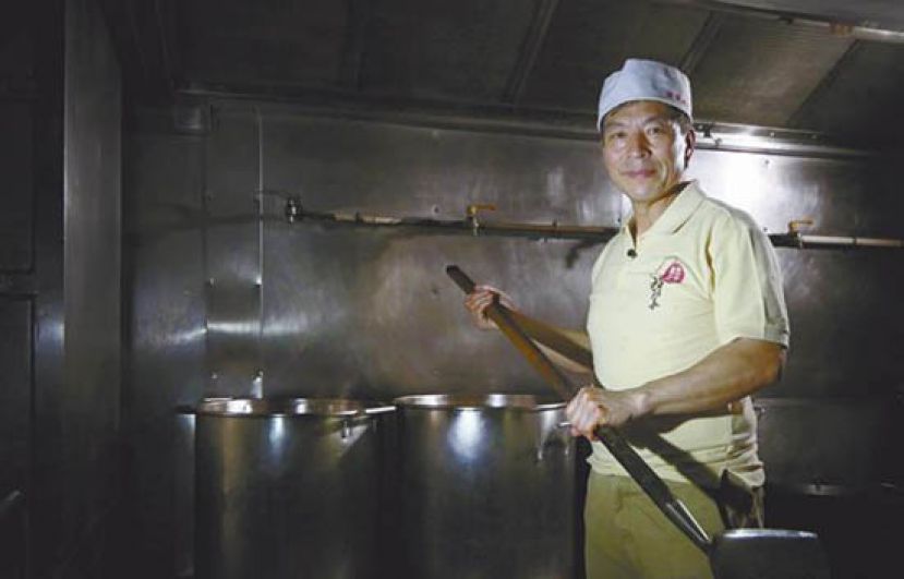 居港十年的程班长有自家的大铲子炒牛肉。