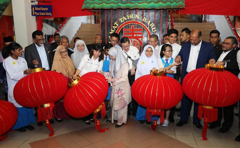 副首相拿督斯里旺阿兹莎率领一众部长，到蒲种市中心国中一校，见证该校重挂新春装饰。大家还在灯笼上签名。