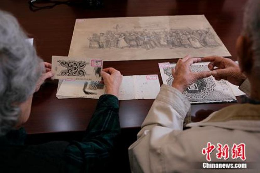 &ldquo;我想看一下第二套5元票面铅笔素描大图&rdquo;。2011年周令钊和陈若菊在北京印钞厂看当年的人民币设计图。