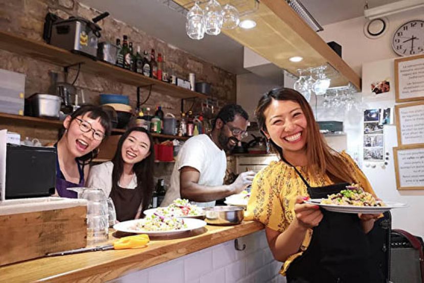 香港女孩Ku Sin Yu（右一）在慈善餐厅当义工。