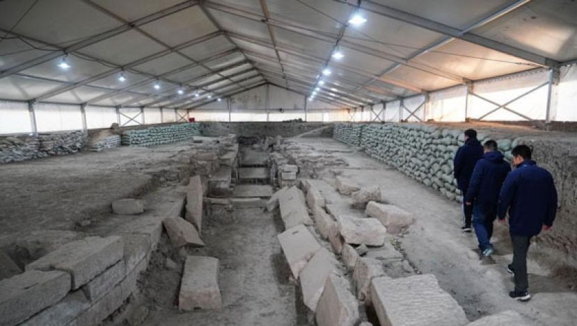 图示：大宫门遗址发掘现场发掘出的河道遗迹。