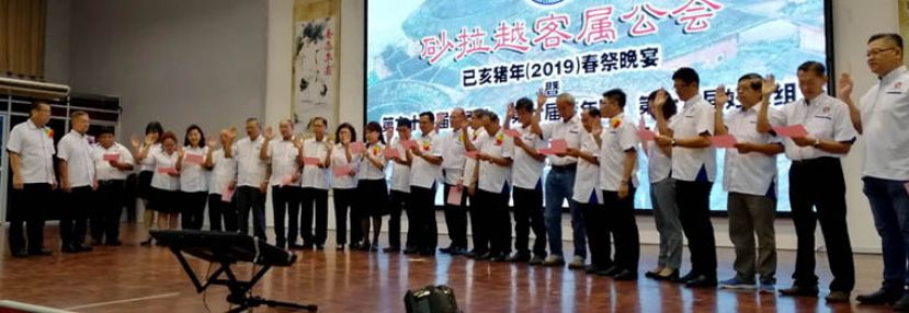 大马客联总会副总会长古佛保（左一）及砂客属公会名誉会长李伟城（左二）见证砂拉越客属公会第65届执委会宣誓就职。