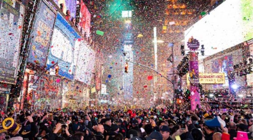 大批民众到时代广场参与传统的水晶球倒数活动。