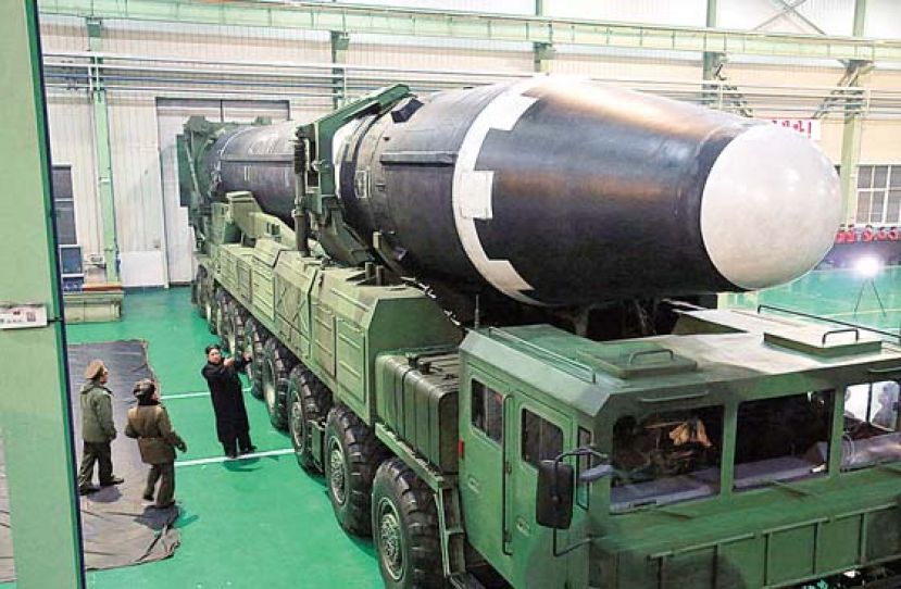 金正恩视察火星15型洲际导弹及发射车。